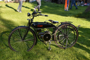 Prøver å komme meg tilbake til salgsboden, men det er så mye spennende rundt meg. Som denne Evans Power-Cycle, og årstallet tør jeg ikke gjette på en gang