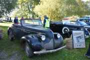 Angrer litt på at jeg ikke tok et nærbilde av plakaten også, men bilen vi ser med litt høy her, er en Buick CABRIOLET 39 460 fra 1939. Hvis skiltet på plakaten er skiltet til bilen så kan jeg lese dette i hvert fall. 1939 Buick Spesial Convertible cupè 46 C