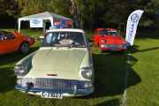 Men på vei ditt, må jo vi se på flere biler, husker dere de to Ford Anglia-ene som kjørte inn? Fremst så har vi Ford Anglia fra 1961 og bak til høyre en Ford Anglia fra 1962