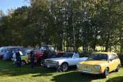 Fra høyre, en Volkswagen VW 411 E Variant fra 1972, så kommer en Cadillac Seville fra 1977, så sliter jeg litt med neste, men det er en Chevrolet, og til slutt en gul boble med navn Volkswagen VW 1302 S fra 1971