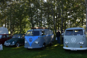 Jeg sliter litt med å få rene bilder da det er så mange mennesker her i dag, men vi gjør så godt vi kan. Fra høyre, en Volkswagen 211 fra 1960, neste er en Volkswagen 21 A fra 1953, og til slutt en Volkswagen 1300 fra 1968. Dette gikk jo greit