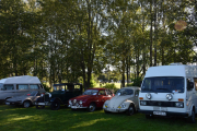 På neste bilde er det litt flere men vi begynner fra høyre, en Volkswagen LT31d fra 1985, neste er en Volkswagen VW 1300 S fra 1972, neste er en Saab V4 fra 1967, neste er en Ford A fra 1928, neste er en Triumph TR8 fra 1980. Bilen helt nederst fikk jeg ikke med meg da det satt noen og spiste frokost ved siden av, men det er en Volkswagen