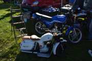 Her var det også to spennende sykler, vi tar den nærmeste først. Jeg ser at det står Motorcycle RK Shain og en prislapp som antyder en pris på kr 4300,-. Den bak er en Suzuki GS125, men årstallene vet jeg ikke her