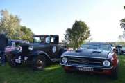 Nå er vi på midterste raden og jeg skal gjøre så godt jeg kan. Fra høyre en Ford Mustang fra 1971 og til venstre en Ford Modell A fra 1930., på sidedøren står det øverst MIL, så petroleum og nederst BP