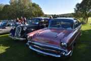 Den nærmeste og  legg merke til de to terningene på reg. nummeret er en Chevrolet Bel Air fra 1957, ikke uten grunn at den for terningkast 6. Men neste til venstre er også staselig, det er en Citroen TA 15 CV fra 1950