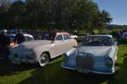 Vi fortsetter nedover, fra høyre en Mercedes-Benz 220 SEC fra 1963 og mafia-bilen som vi har sett på før, en Kaiser Frazer Manhattan fra 1947
