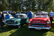 Litt tålmodighet, så får du til bilde, fra høyre en Chevrolet Bel Air fra 1955 og til venstre er en Nash fra 1954. Måtte Google bilmerke litt og fant ut at dette er en Amerikansk bil - sier Rambler deg noe?