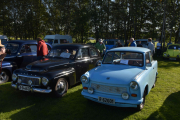 Men midtrekka er ikke slutt enda så vi fortsetter, fra høyre en Trabant P 601L fra 1962. Viste dere forresten at den er fra Øst-Tyskland? Vår svenske ved siden er en staut Volvo P-11151 fra 1963, hvorfor skriver de ikke PV, det er jo det det er