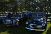 Black and beautiful, det er disse her, fra høyre en Ford fra 1948, men det står Super Deluxe på panseret foran. Neste til venstre er en Mercedes Benz 220 fra 1969
