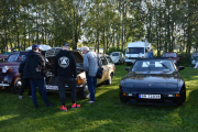 Men noen vil ikke flytte seg, dessuten hadde dem ryggen mot meg. Men fra høyre, en Porsche 944 fra 1983. Men på neste så spørs det, er det en Mercedes-Benz fra 1985?