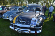 Neste bil blir jo et kjent bilmerke, vi har jo vært borti den før her på plassen. Dette er en Kaiser K5311 De Luxe fra 1953. Den til venstre som nesten ikke synes er en Volkswagen 1 fra 1954