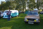 Men nå må rekka være slutt snart, fra høyre en Volvo 142 Grand Luxe fra 1972 og nederst til venstre en Volkswagen 21 fra 1966