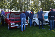 Når to biler ved siden av hverandre har panseret oppe er det umulig å få folka bort. Så vi gjør så godt vi kan, det kan bli feil her. Fra høyre en Ford Cortina, årstall klarer jeg ikke og til venstre en Opel fra 1969