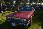 Jeg tror ikke det har vært så mange biler på finbilplassen før, men har jeg begynt så skal jeg avslutte. Her ser vi en Cadillac Eldorado Biarritz fra 1984