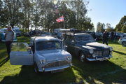 Så kan vi ta to på en gang, nå begynner vi fra venstre. Det er en Austin Mini 1000 Van fra 1973 og til høyre en Volvo 121 fra 1965