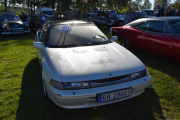 Denne har nok stått her i natt, duggen ligger på bilen enda. Men det er en Subaru SVX fra 1993