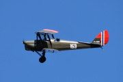 De har malt opp flyet slik Tiger Moth så ut i Hærens Flyvåpens tjeneste fra perioden 1940. Her med nummeret 153