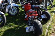 Her fikk jeg en liten mulighet når de flyttet på noen sykler. Fra venstre ser vi en Honda NPS50-5 Red R134 fra 2006, og den til høyre en Honda NPS50 Zoomer fra 2007. Begge er mopeder faktisk