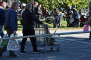 På Ekebergmarkedet kan du også kjøpe deg et elghode, men da bør du ha med deg handletralle som disse gutta her