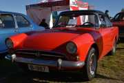 Her står det også en bil med åpent vindu, det er en Sunbeam Serie B fra 1965