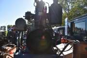 Varebilen er bensindrevet så dette må være noe annet på lasteplanet. Det står Laval patent Crude Oil Engine, A.B.de Lavals Ångturbin Stockholm Sweden på kjelen