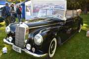 Ser nesten ut som en Kongebil, det er en Mercedes-Benz 300 fra 1953. Det står Motorhistorisk Klubb Drammen på skiltet ved støtfangeren