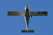 Så kommer det et fly igjen, hvordan vet de hvor jeg står? Det er G-JJAB som er et Jabiru J400