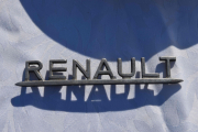Og det gjør jeg, et Renault merke ligger mellom alle sakene som er rundt oss. Og jeg fikk kjøpt den for 100 kroner