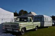 Her har vi enda en bil som vi ikke har registrert, det er en Ford F-100 fra 1971, campingvogna var tøff den også