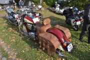 Men sjekk denne da, jeg trodde med en gang at denne var gammel. Men det er en Indian Motorcycle Chief Vintage fra 2016, du kan fort bli lurt når det er en lapp med "Swapmeet på SMC museum" på sykkelen