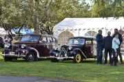 Men nå skal vi kikke litt på bilene her inne, vi begynner med den til venstre. Det er en Volvo PV60 fra 1949, modellen ble produsert fra 1946 til 1950 i Sverige. Den til høyre er en Citroen 11 BL fra 1952, og dens fulle navn er Citroen Traction Avant 11 BL