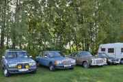 Her står det en rekke med Mercedes-er, vi begynner fra venstre og ser hva vi finner ut. Mercedes-Benz Diesel stasjonsvogn fra 1982, neste er en Mercedes-Benz 230 E fra 1981, og neste er en Mercedes-Benz 280 SE fra 1972, og den siste til høyre er en Mercedes-Benz 450 SL fra 1978. Da tror jeg dieselen fra 1982 er en W123...