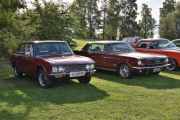Vi tar de to siste her også, til venstre står en Mazda 1500 Deluxe fra 1970 og ved siden av så står det en Ford Mustang fra 1966