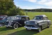 Her står det to gamle veteranbiler, den til høyre er en Opel Rekord fra 1954 og den til venstre er en Citroën 7 Berline fra 1938
