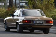 Den neste kom så fort at jeg måtte snu meg, det er en Mercedes 450 SLC fra 1980. Tar jeg ikke helt feil så sitter det en 4,5 liter V-8 i denne her