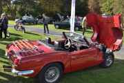 Her kan du bare rusle rundt og se på fine biler med panseret åpent. Kan det være en Triumph Spitfire?