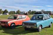 Her står det to unike biler, fra venstre har du en Datsun 100 A fra 1975 og til høyre så har du en Datsun 1200 DeLuxe fra 1970