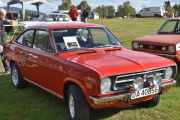 Her står det en Datsun 1200 Coupe fra 1972, den har en plakat i vinduet som vi skal se på etterpå