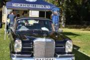 Her står det en Mercedes-Benz 300 SE fra 1965, på den tiden så var dette en luksusbil og er vel det enda