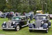 Men nå er jeg på finbilparkeringen igjen, her står det en Chevrolet Coach fra 1934 og en Citroen Berline 15 Six fra 1951