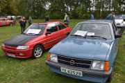 Det er mange biler til salg her, så er du på jakt etter en veteranbil, kan du få til et godt kjøp her. Den ene er en Opel Kadett Luxus fra 1984, og den andre er en Ford Escort RS 2000 16V fra 1992