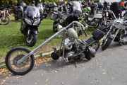 Jeg er på vei ut, men vi kan i farten ta disse også. En Shopper med lang gaffel og bak en BMW R1200GSA og ved siden av en Kawasaki 750cc