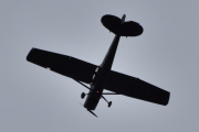 Så kommer det første flyet over her, den har jeg sittet i. Det er Nedre Romerike Flyklubb Veteranflygruppa som er ute med sin Cessna L-19 Birddog fra 1957. Jeg tror det er første gangen jeg ser den over her