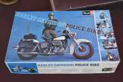 Her har vi en Revell Harley-Davidson Electra Glide Police Bike i 1/8 skala som ble solgt fra 1969. Jeg tror Politiet hadde sin egen versjon av denne modellen