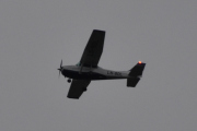Her kommer det en Cessna over Ekeberg, det er Ringerikes Motorflyklubb som kommer med sin Cessna 172P Skyhawk II fra 1980. Det er første gangen jeg ser dem fly over her