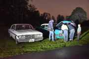 Finbilparkeringen er i morgen, da kan jeg ikke være her. Så vi avslutter her med en Rambler Classic fra 1964 og til høyre kanskje en Chevrolet Impala fra 1950 åra. Skal si at lommelykten gjør en bedre jobb en blitzen her