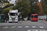 Men nå er det på tide og dokumentere litt. Den som løfter til venstre er en Scania R 410 fra 2021. Bussen foran oss er en Solaris Urbino 18,75 som er elektrisk og er fra 2023