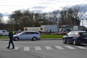 Fredag. Her ankommer vi Ekeberg etter og ha tatt 23 bussen til endestasjonen. Masse trafikk allerede og politiet er selvfølgelig på plass.