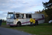 Fredag. Bussen til Eagle Car Club er også på plass. Det er det som står på fronten foran, oppe på bussen i hvert fall.