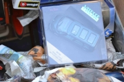 Lørdag. Det er en Renault Espace med tre soltak vinduer men i feil skala.